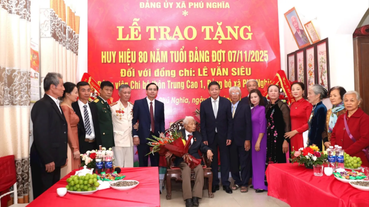 Xã Phú Nghĩa trao Huy hiệu Đảng đợt 7/11